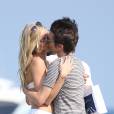  Matthew Bellamy et Elle Evans s'embrassent longuement avant d'embarquer sur leur annexe &agrave; Saint-Topez le 15 juillet 2015. 