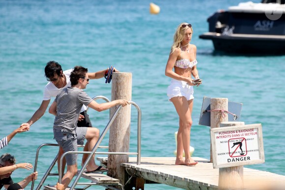Matthew Bellamy et sa nouvelle compagne Elle Evans arrivent au Club 55 à Saint Tropez le 15 juillet 2015.