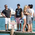  Matthew Bellamy et Elle Evans s'embrassent avant d'embarquer sur leur annexe &agrave; Saint-Topez le 15 juillet 2015. 