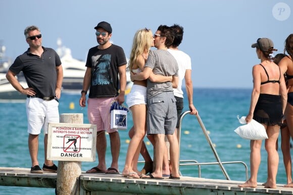 Matthew Bellamy et Elle Evans s'embrassent avant d'embarquer sur leur annexe à Saint-Topez le 15 juillet 2015.