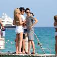  Matthew Bellamy et Elle Evans s'embrassent avant d'embarquer sur leur annexe &agrave; Saint-Topez le 15 juillet 2015. 