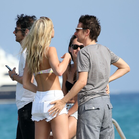 Matthew Bellamy et Elle Evans s'embrassent avant d'embarquer sur leur annexe à Saint-Topez le 15 juillet 2015.