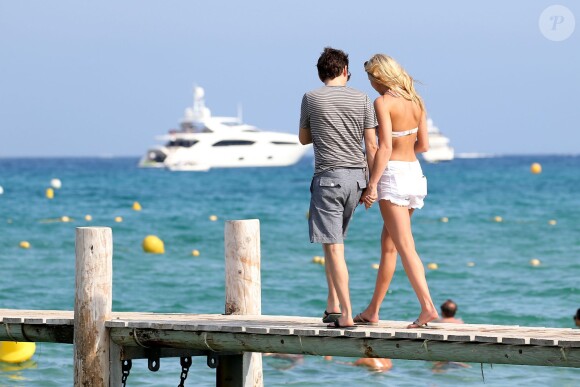 Matthew Bellamy et Elle Evans s'embrassent avant d'embarquer sur leur annexe à Saint-Topez le 15 juillet 2015.