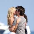 Matthew Bellamy et Elle Evans s'embrassent &agrave; Saint-Topez le 15 juillet 2015. 