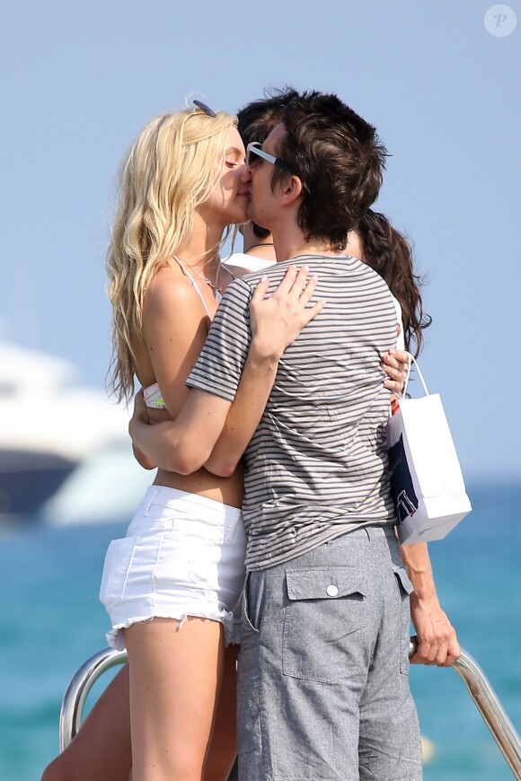 Matthew Bellamy et Elle Evans s'embrassent à Saint-Topez le 15 juillet 2015.