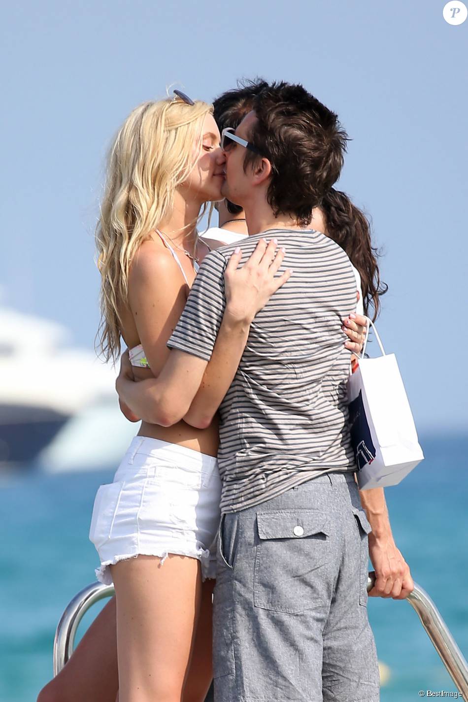  Matthew Bellamy et Elle Evans s&#039;embrassent &amp;agrave; Saint-Topez le 15 juillet 2015. 