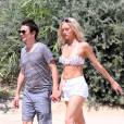  Matthew Bellamy et sa nouvelle compagne Elle Evans arrivent au Club 55 &agrave; Saint Tropez le 15 juillet 2015. 