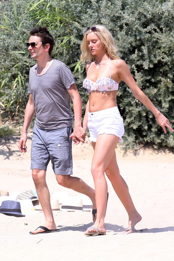 Matthew Bellamy et sa nouvelle compagne Elle Evans arrivent au Club 55 à Saint Tropez le 15 juillet 2015.
