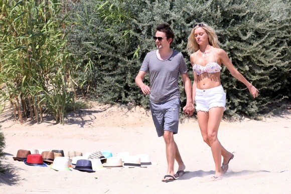 Matthew Bellamy et sa nouvelle compagne Elle Evans arrivent au Club 55 à Saint Tropez le 15 juillet 2015.