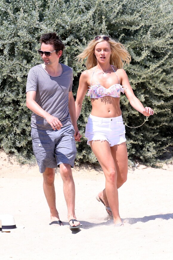 Matthew Bellamy et sa nouvelle compagne Elle Evans arrivent au Club 55 à Saint Tropez le 15 juillet 2015.