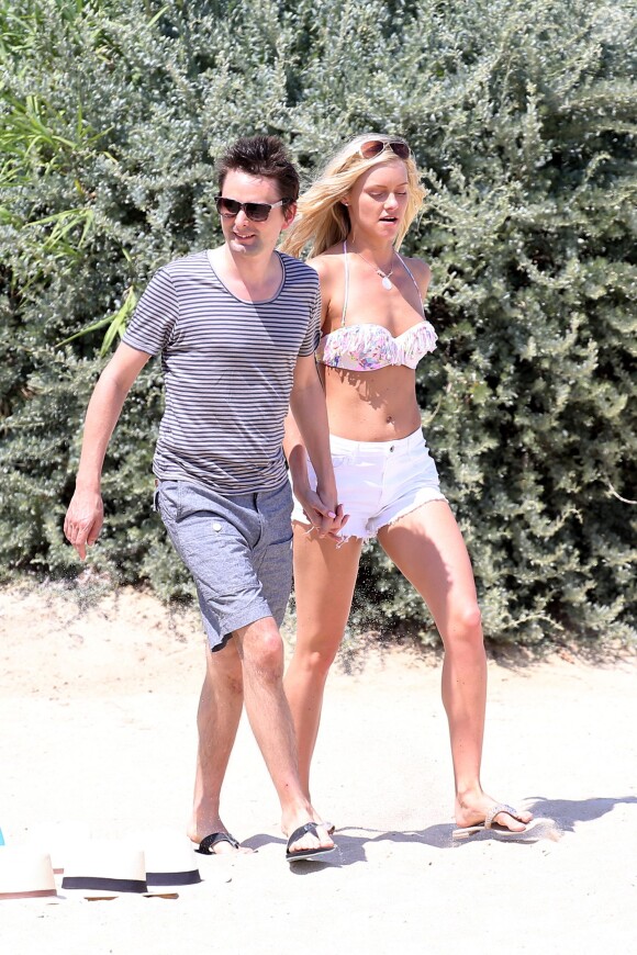 Matthew Bellamy et sa nouvelle compagne Elle Evans arrivent au Club 55 à Saint Tropez le 15 juillet 2015.