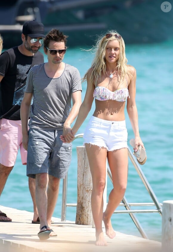 Matthew Bellamy et sa nouvelle compagne Elle Evans arrivent au Club 55 à Saint Tropez le 15 juillet 2015.