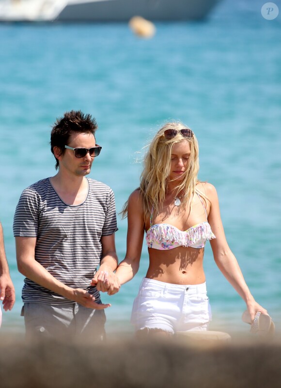 Matthew Bellamy et sa nouvelle compagne Elle Evans arrivent au Club 55 à Saint Tropez le 15 juillet 2015.