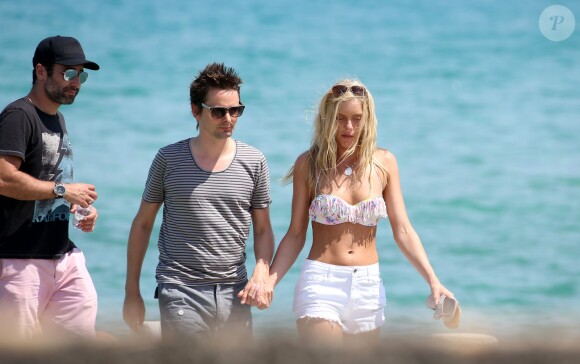 Matthew Bellamy et sa nouvelle compagne Elle Evans arrivent au Club 55 à Saint Tropez le 15 juillet 2015.