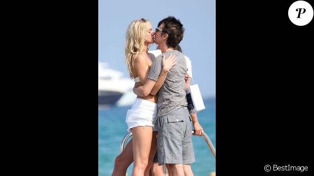 Matthew Bellamy et Elle Evans s&#039;embrassent longuement avant d&#039;embarquer sur leur annexe à Saint-Topez le 15 juillet 2015.