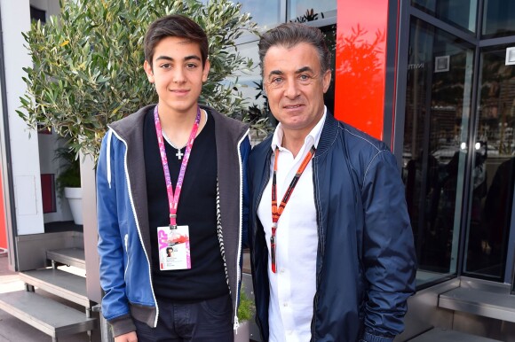 L'ancien pilote de F1 Jean Alesi et son fils Giuliano Alesi dans le paddock des essais du Grand Prix de Monaco, à Monte-Carlo, le 23 mai 2015