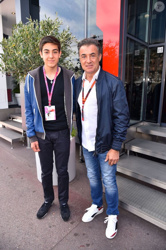 L'ancien pilote de F1 Jean Alesi et son fils Giuliano Alesi dans le paddock des essais du Grand Prix de Monaco, à Monte-Carlo, le 23 mai 2015