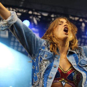 Izïa Higelin - Quatrième jour du festival Fnac Live sur le parvis de l'Hôtel de Ville à Paris, le 18 juillet 2015