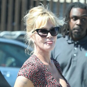 Exclusif - Melanie Griffith est allée déjeuner avec un ami a West Hollywood. Le 15 juillet 2015. On peut voir que son tatouage "Antonio" a pratiquement disparu