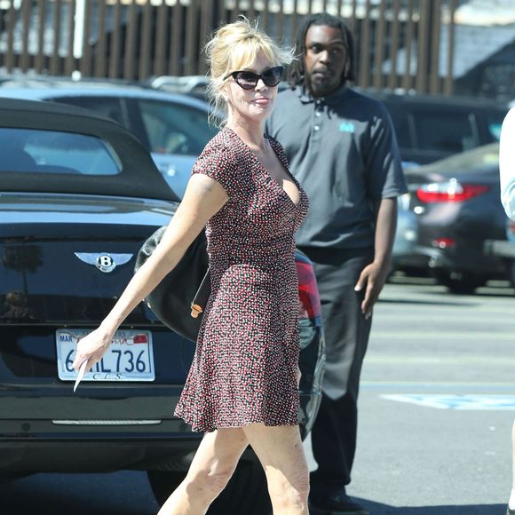 Exclusif - Melanie Griffith est allée déjeuner avec un ami a West Hollywood. Le 15 juillet 2015.