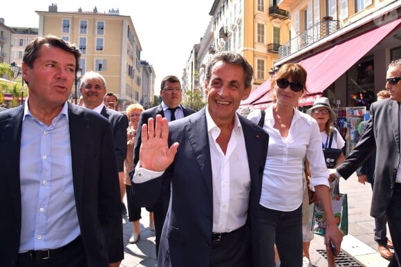 Nicolas Sarkozy avec sa femme Carla et le député maire de Nice, Christian Estrosi sont dans les rues de Nice après avoir déjeuné au restaurant "La Petite Maison" et avant de rencontrer les élus et les militants Républicains au jardin Albert 1er le 19 juillet 2015.