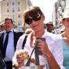 Carla Bruni-Sarkozy est dans les rues de Nice après avoir déjeuné au restaurant "La Petite Maison" et avant de rencontrer les élus et les militants du parti Les Républicains en compagnie de son mari Nicolas au jardin Albert 1er le 19 juillet 2015.