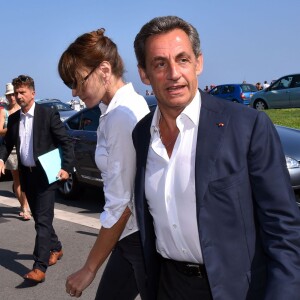 Nicolas Sarkozy avec sa femme Carla sont dans les rues de Nice après avoir déjeuné au restaurant "La Petite Maison" et avant de rencontrer les élus et les militants Républicains au jardin Albert 1er le 19 juillet 2015.