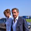 Nicolas Sarkozy avec sa femme Carla sont dans les rues de Nice après avoir déjeuné au restaurant "La Petite Maison" et avant de rencontrer les élus et les militants du parti Les Républicains au jardin Albert 1er le 19 juillet 2015.