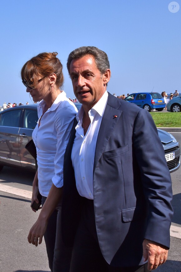 Nicolas Sarkozy avec sa femme Carla sont dans les rues de Nice après avoir déjeuné au restaurant "La Petite Maison" et avant de rencontrer les élus et les militants du parti Les Républicains au jardin Albert 1er le 19 juillet 2015.