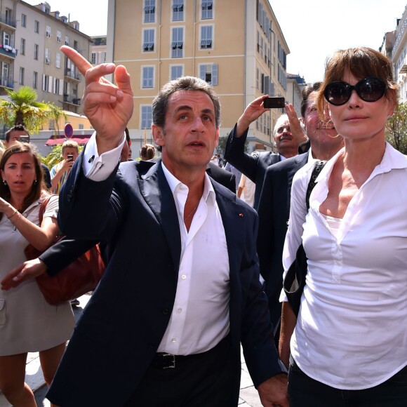 Nicolas Sarkozy avec sa femme Carla et le député maire de Nice, Christian Estrosi sont dans les rues de Nice après avoir déjeuné au restaurant "La Petite Maison" et avant de rencontrer les élus et les militants du parti Les Républicains au jardin Albert 1er le 19 juillet 2015.