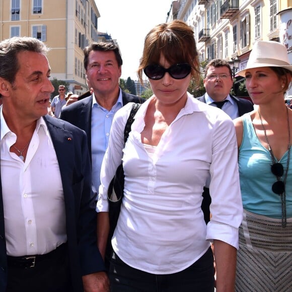 Nicolas Sarkozy avec sa femme Carla et le député maire de Nice, Christian Estrosi sont dans les rues de Nice après avoir déjeuné au restaurant "La Petite Maison" et avant de rencontrer les élus et les militants du parti Les Républicains au jardin Albert 1er le 19 juillet 2015.