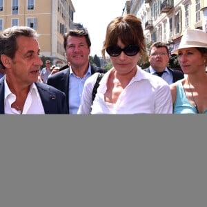 Nicolas Sarkozy avec sa femme Carla et le député maire de Nice, Christian Estrosi sont dans les rues de Nice après avoir déjeuné au restaurant "La Petite Maison" et avant de rencontrer les élus et les militants du parti Les Républicains au jardin Albert 1er le 19 juillet 2015.