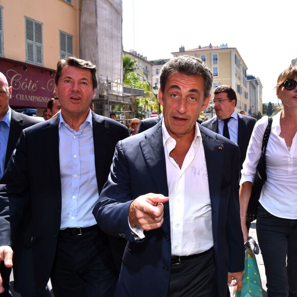 Nicolas Sarkozy avec sa femme Carla et le député maire de Nice, Christian Estrosi sont dans les rues de Nice après avoir déjeuné au restaurant "La Petite Maison" et avant de rencontrer les élus et les militants du parti Les Républicains au jardin Albert 1er le 19 juillet 2015.