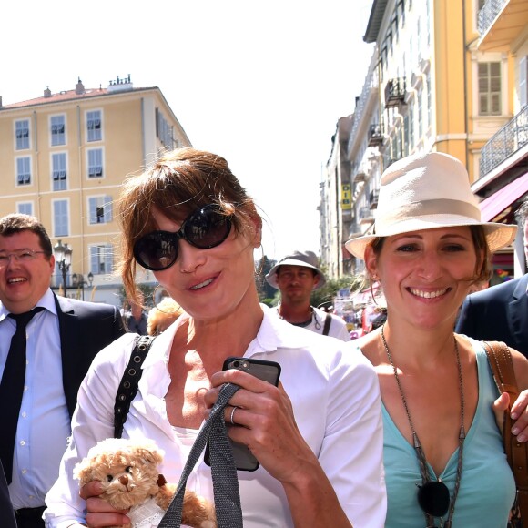 Nicolas Sarkozy avec sa femme Carla et le député maire de Nice, Christian Estrosi sont dans les rues de Nice après avoir déjeuné au restaurant "La Petite Maison" et avant de rencontrer les élus et les militants du parti Les Républicains au jardin Albert 1er le 19 juillet 2015.