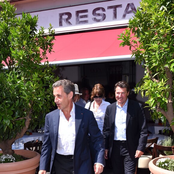 Nicolas Sarkozy avec sa femme Carla et le député maire de Nice, Christian Estrosi sont dans les rues de Nice après avoir déjeuné au restaurant "La Petite Maison" et avant de rencontrer les élus et les militants du parti Les Républicains au jardin Albert 1er le 19 juillet 2015.