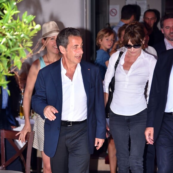 Nicolas Sarkozy avec sa femme Carla et le député maire de Nice, Christian Estrosi sont dans les rues de Nice après avoir déjeuné au restaurant "La Petite Maison" et avant de rencontrer les élus et les militants du parti Les Républicains au jardin Albert 1er le 19 juillet 2015.