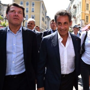 Nicolas Sarkozy avec sa femme Carla et le député maire de Nice, Christian Estrosi sont dans les rues de Nice après avoir déjeuné au restaurant "La Petite Maison" et avant de rencontrer les élus et les militants du parti Les Républicains au jardin Albert 1er le 19 juillet 2015.