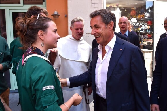 Nicolas Sarkozy dans les rues de Nice après avoir déjeuné au restaurant "La Petite Maison" et avant de rencontrer les élus et les militants du parti Les Républicains au jardin Albert 1er le 19 juillet 2015.