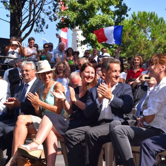 Louis Nègre, le maire de Cagnes-sur-Mer, Maud Fontenoy, Nicolas Sarkozy et sa femme Carla et Eric Ciotti, le Président du Conseil Départemantal, participent à une rencontre avec les Républicains au jardin Albert 1er à Nice le 19 juillet 2015.