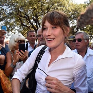 Carla Bruni-Sarkozy participe à une rencontre avec Les Républicains au jardin Albert 1er à Nice le 19 juillet 2015.