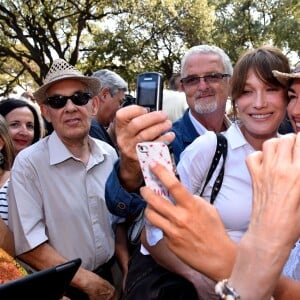 Carla Bruni-Sarkozy participe à une rencontre avec Les Républicains au jardin Albert 1er à Nice le 19 juillet 2015.