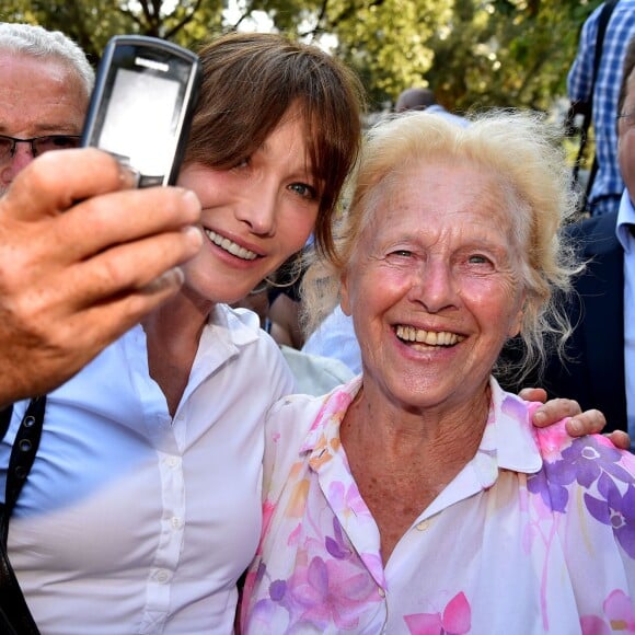 Carla Bruni-Sarkozy participe à une rencontre avec Les Républicains au jardin Albert 1er à Nice le 19 juillet 2015.