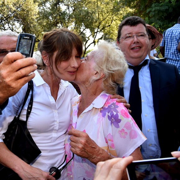 Carla Bruni-Sarkozy participe à une rencontre avec Les Républicains au jardin Albert 1er à Nice le 19 juillet 2015.