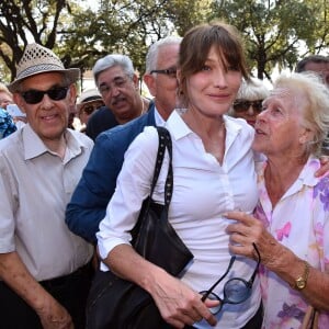 Carla Bruni-Sarkozy participe à une rencontre avec Les Républicains au jardin Albert 1er à Nice le 19 juillet 2015.