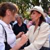 Carla Bruni-Sarkozy et Denise Fabre participent à une rencontre avec les Républicains au jardin Albert 1er à Nice le 19 juillet 2015.