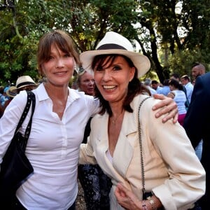 Carla Bruni-Sarkozy et Denise Fabre participent à une rencontre avec les Républicains au jardin Albert 1er à Nice le 19 juillet 2015.