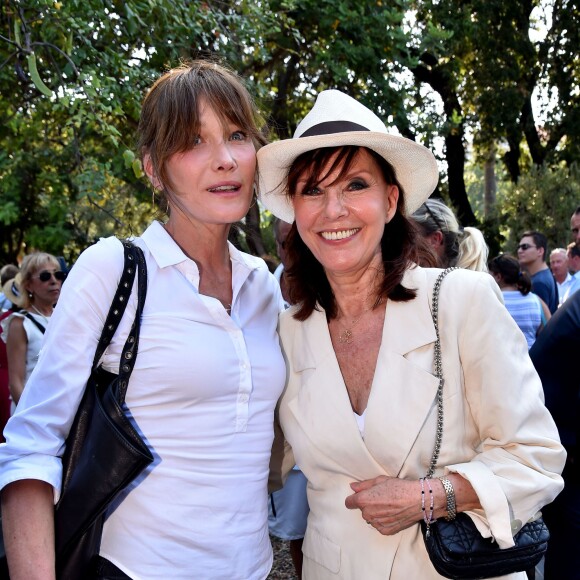 Carla Bruni-Sarkozy et Denise Fabre participent à une rencontre avec les Républicains au jardin Albert 1er à Nice le 19 juillet 2015.