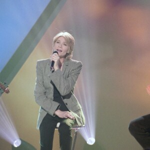 Françoise Hardy sur le plateau de l'émission "MTV'S French Link" avec son fils Thomas Dutronc, le 2 mars 2001 à Paris