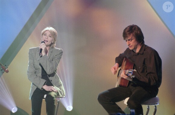 Françoise Hardy sur le plateau de l'émission "MTV'S French Link" avec son fils Thomas Dutronc, le 2 mars 2001 à Paris