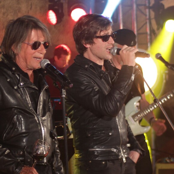 Exclusif - Jacques Dutronc et son fils Thomas Dutronc lors du tournage du documentaire "Happy Birthday Mister Dutronc" à Calvi, le 28 avril 2014, jour des 71 ans de Jacques Dutronc. La nouvelle génération est venue rendre hommage à cette figure de la chanson française dans sa Corse d'adoption.